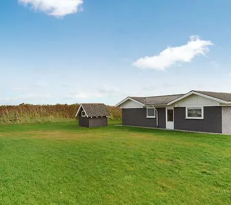 Three-bedroom Holiday In 66 *