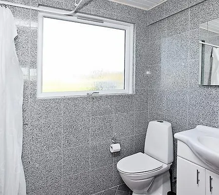 Three-bedroom Holiday In 66