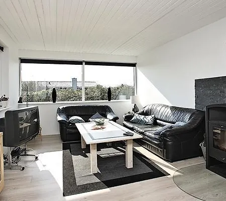 Casa vacanze Three-bedroom Holiday In 66 *