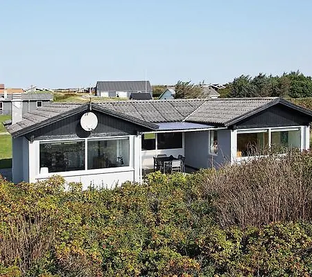 Three-bedroom Holiday In 66 *